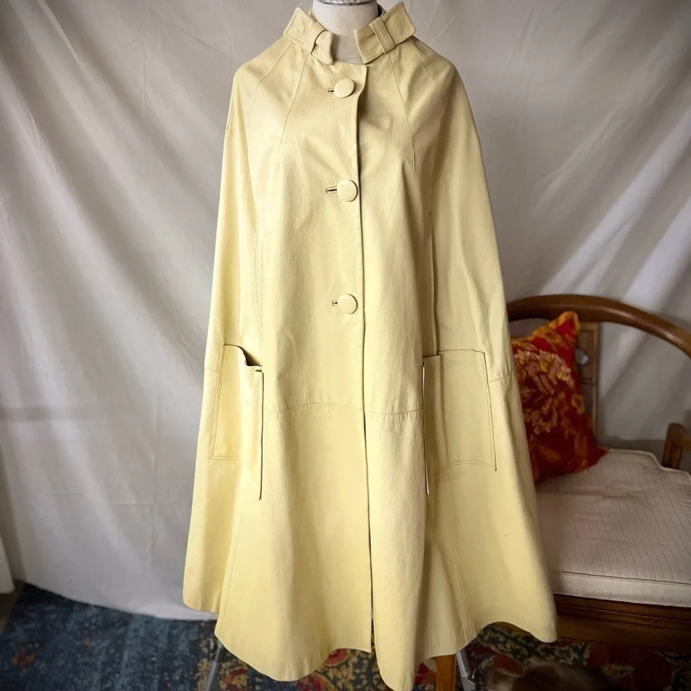 VINTAGE CREAM LEATHER CAPE - Picture 3 of 13